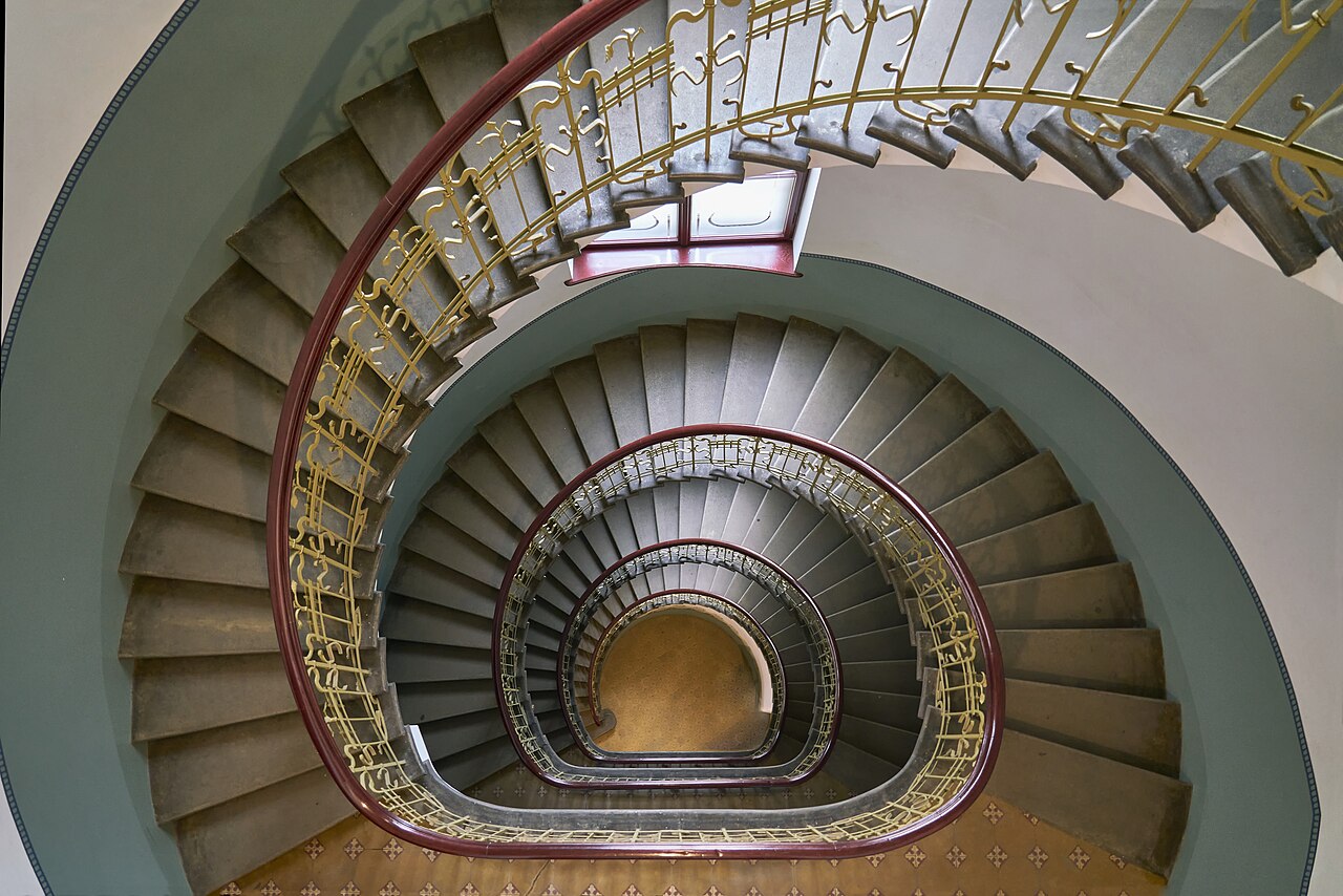 Cage d'escalier restaurée d'un immeuble haussmannien