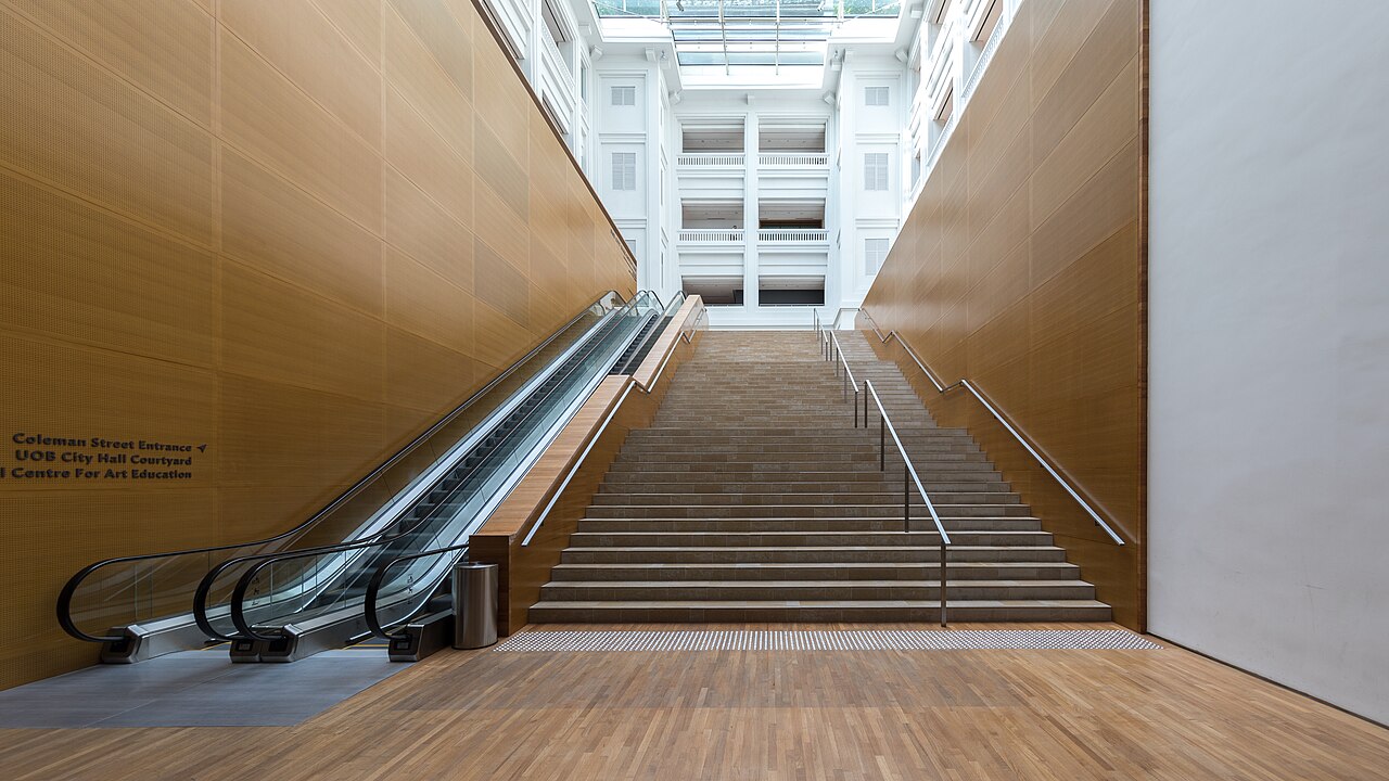 Hall d'un immeuble de bureaux contemporain